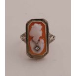 Weißgoldring, 585/000, mit Cameo. Ein Ring mit einem wunderschön gesägten Kopf in rechteckiger