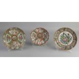 Drei antike chinesische kantonesische Porzellanteller mit Family Rose-Dekoren. 19. Jahrhundert.