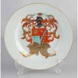 Chinesischer Porzellanteller mit Goldrand und Wappen der Wappenfamilie. Samson? Größe: Ø 23,7 cm. In