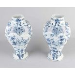 Zwei achteckige Delfter Fayence-Vasen aus dem 19. Jahrhundert. Figuren im Landschaftsdekor. Ein