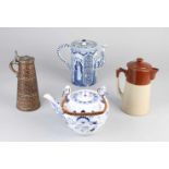 Vier Teile antike Keramik + Porzellan. Bestehend aus: Porzellanteekanne mit Petersilie / Geisha-