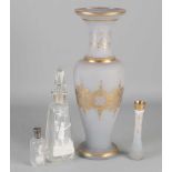 Vier Teile antikes Glas, verschiedene. Mit Gold- und Emaildekoren. Bestehend aus: Parfümflasche
