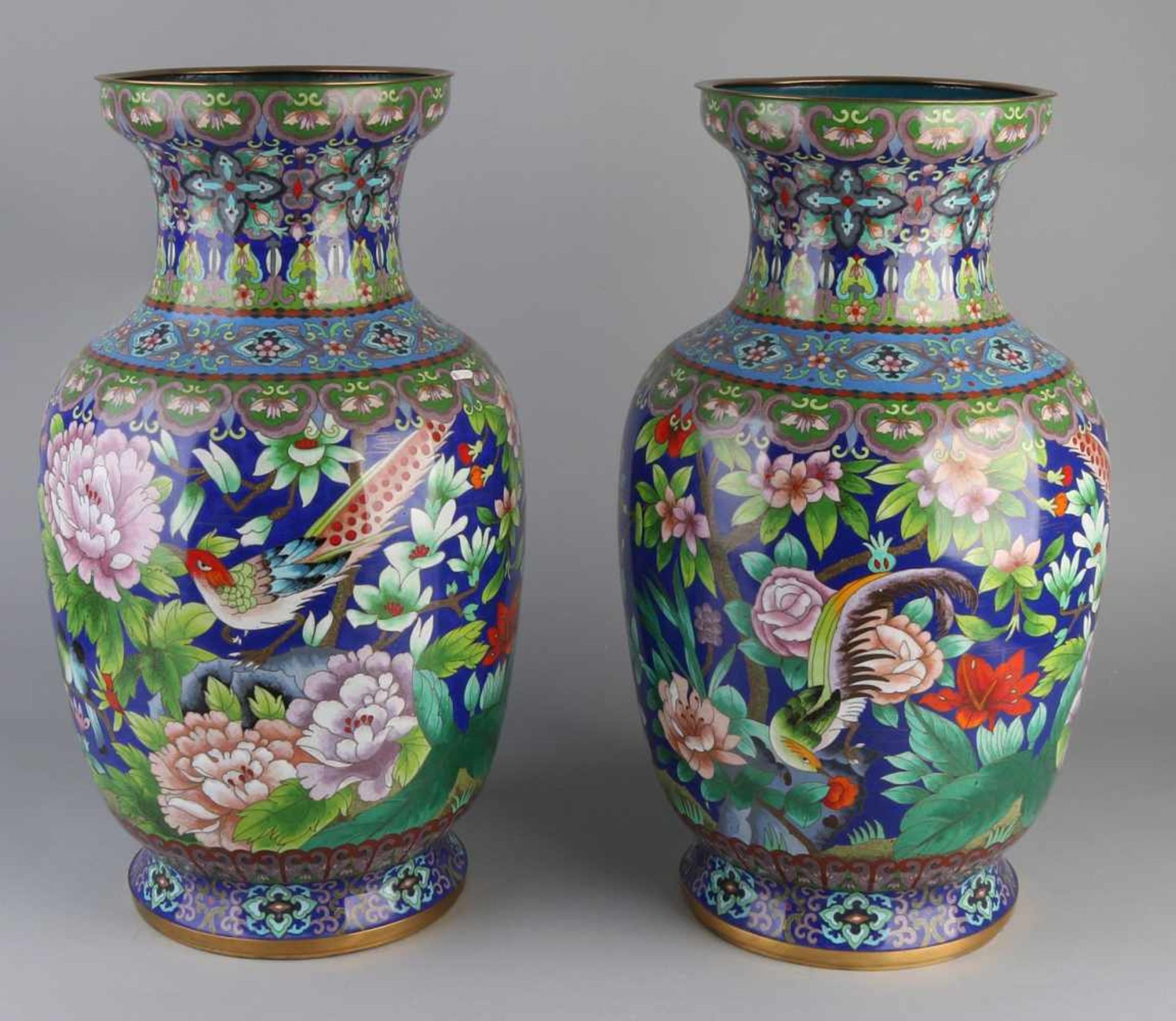 Zwei große dekorative japanische Cloissonne-Vasen mit Blumen- / Vogeldekoration. 20. Jahrhundert.