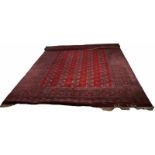 Sehr großer roter handgeknüpfter Teppich mit kleinen Medaillons in der Mitte. Abmessungen: 277 x 350