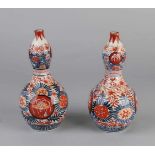 Zwei Imari-Porzellanknopfvasen aus dem 19. Jahrhundert. Chips Oberkante. Größe: H 22 cm. In