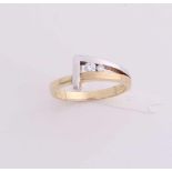 Zweifarbiger Goldring, 585/000, mit Diamanten. Schlanker Fantasiering mit Weiß- und Gelbgold,