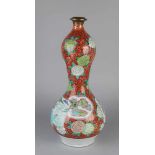 Große Imari-Porzellanknopfvase aus dem 19. Jahrhundert mit Blumen- / Paradiesvogeldekor und