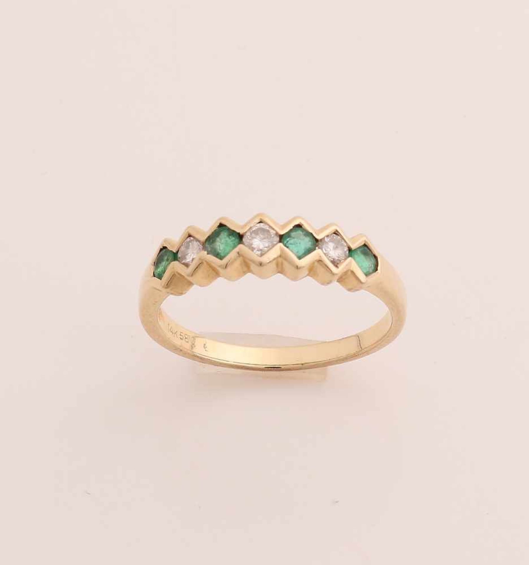Gelbgoldring, 585/000, mit Smaragd und Diamant. Rijring mit rautenförmigen Schränken, besetzt mit