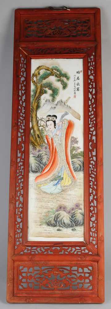 Große chinesische Porzellantafel. Geisha in Landschaft mit Text und Unterschrift. Holzgeschnitzter