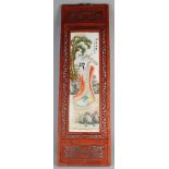 Große chinesische Porzellantafel. Geisha in Landschaft mit Text und Unterschrift. Holzgeschnitzter