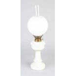 Antike weiße Petroleumlampe aus Opalglas. Um 1900. Abmessungen: H 58 cm. In guter Kondition.<br