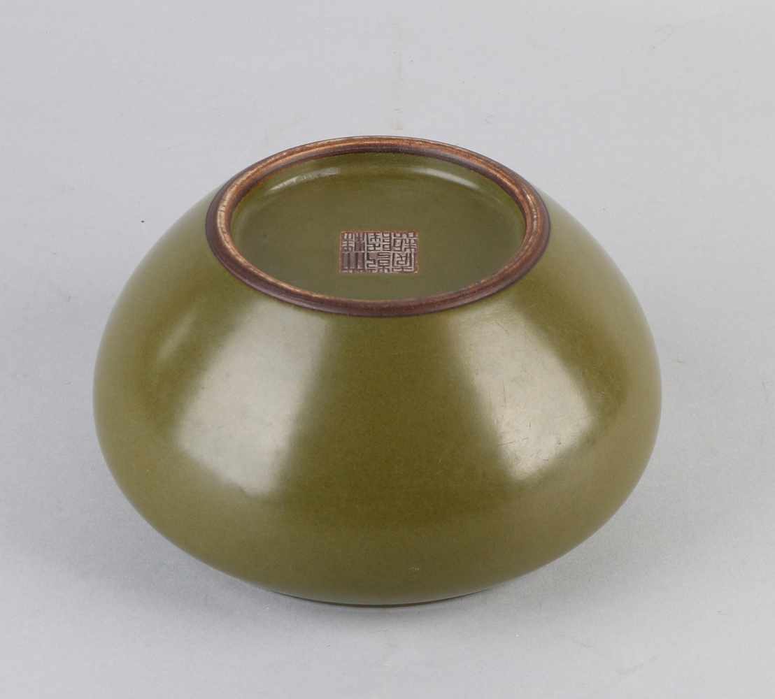 Chinesische Porzellanschale mit Teeglasur und Bodenmarkierung. Größe: 8 x Ø 15,6 cm. In guter - Image 2 of 2