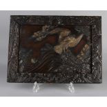 Antike japanische Bronzetafel in holzgeschnitztem Rahmen. Signierte Plakette mit Fischadler und