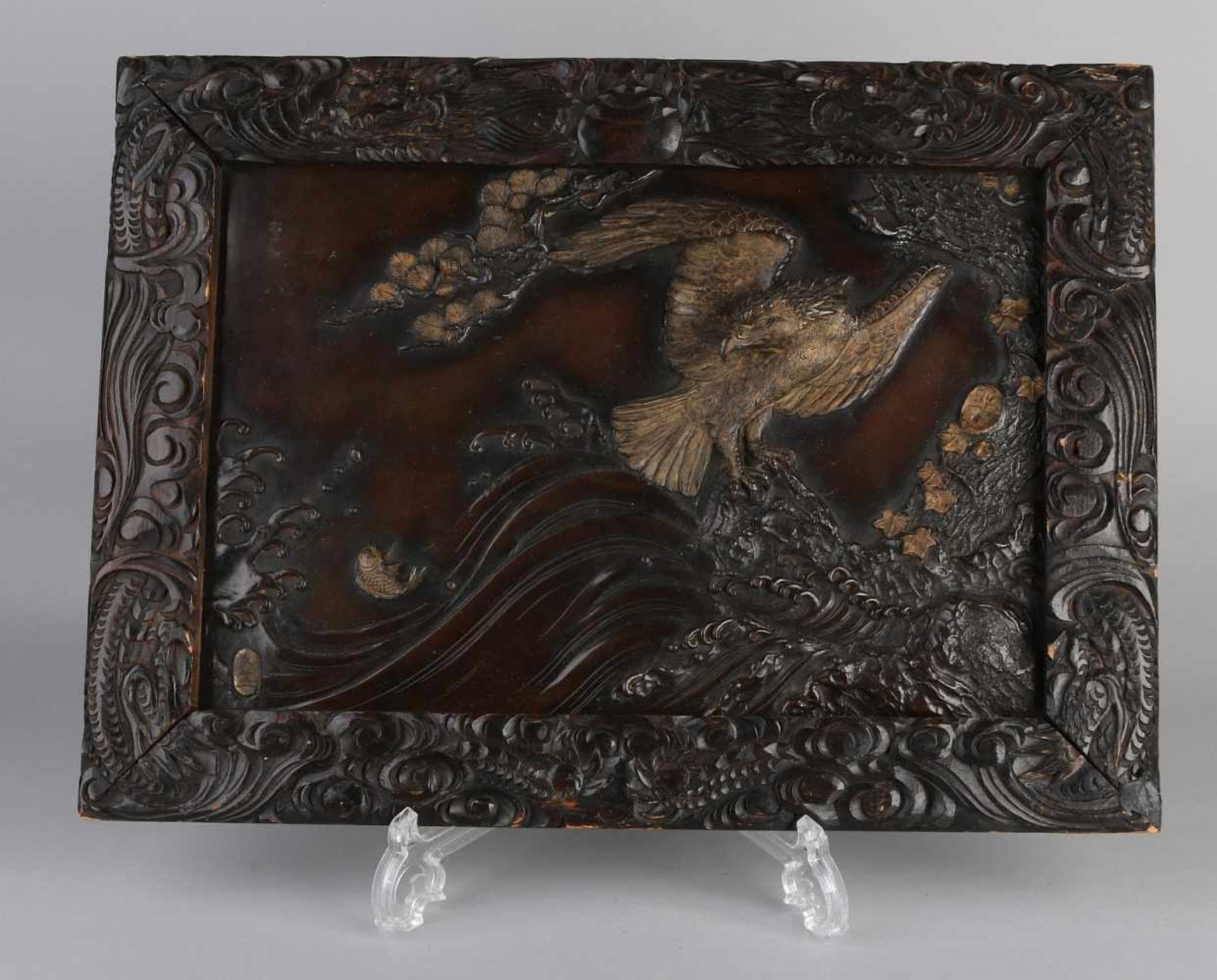 Antike japanische Bronzetafel in holzgeschnitztem Rahmen. Signierte Plakette mit Fischadler und