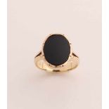 Gelbgoldring, 585/000, mit Onyx. Ring mit einem konvexen Band mit einem großen ovalen Schrank mit