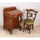 Zwei antike englische Möbel aus dem 19. Jahrhundert. Einst ein Mahagoni Davenport Schreibtisch mit