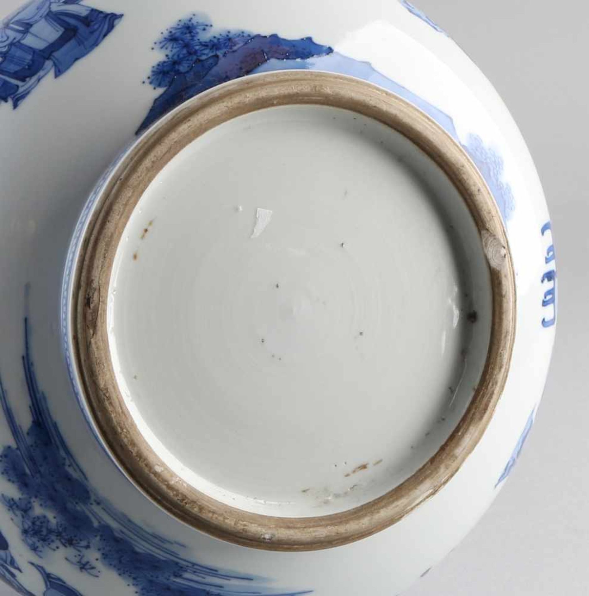 Seltene chinesische Porzellanpfeifenvase mit rundum figürlicher Dekoration. Zwei minimale Chips. - Image 3 of 3