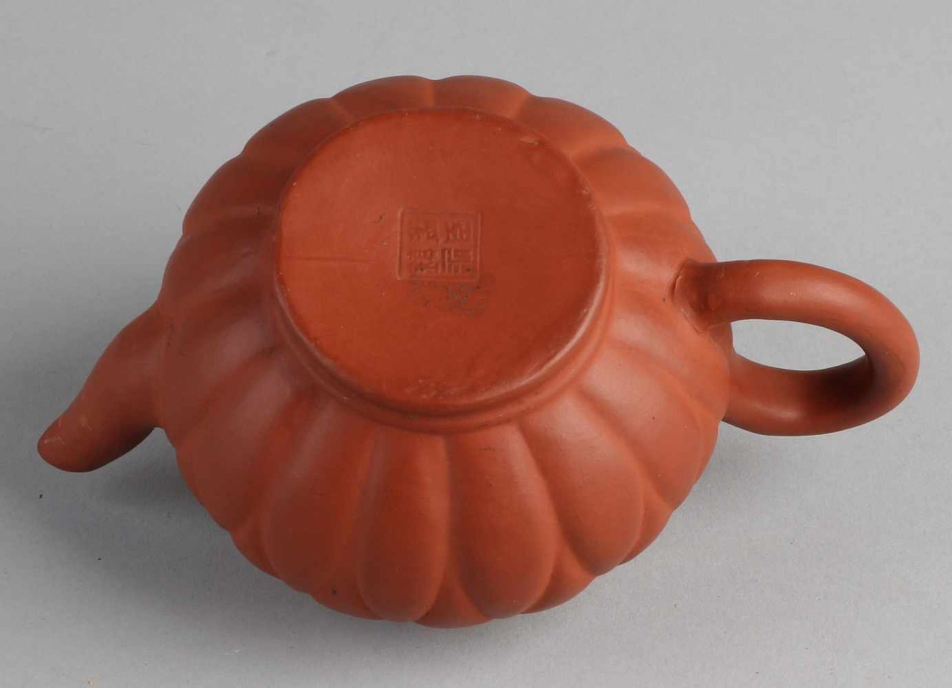 Chinesische Yixing Teekanne mit Bodenmarke. Größe: 8,5 x 14 x Ø 8,5 cm. In guter Kondition. - Image 2 of 2
