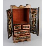 Orientalischer handbemalter Holzschrank mit Figurendekor. Zwei Türen und fünf Schubladen. 20.