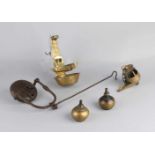 Fünf verschiedene antike Öllampen, darunter: Eisen, Messing, Bronze. Größe: 8 - 25 cm. In guter