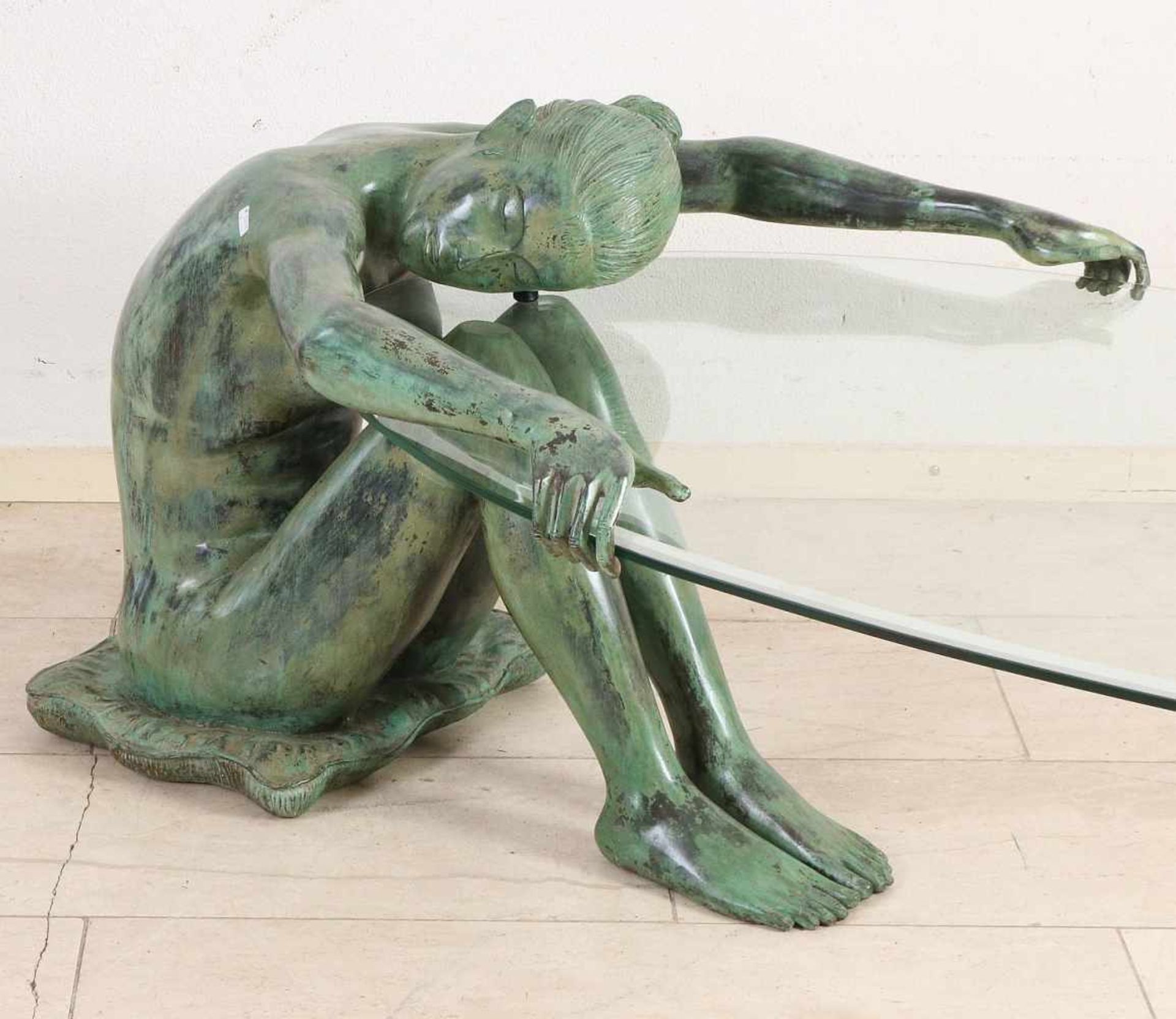 Bronzetisch, der eine sitzende nackte Frau darstellt, die die Tischplatte hält. 20. Jahrhundert. - Image 2 of 2