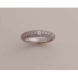Weißgoldring, 750/000, mit Diamant. Konvexer Ring, dessen Hälfte mit 51 Diamanten im Brillantschliff