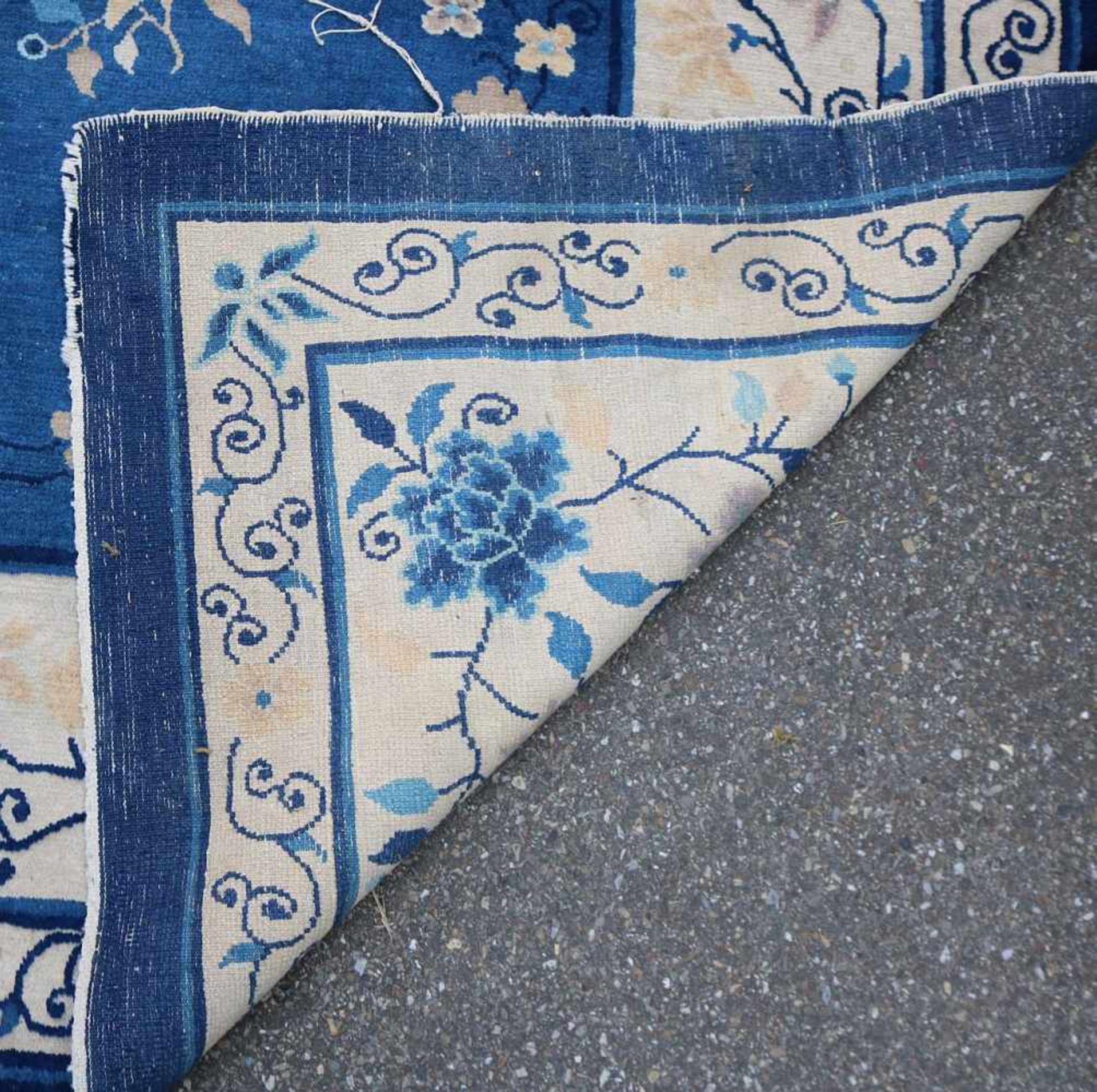 Großer blau-cremefarbener Perserteppich mit Blumendekor. Leichte Gebrauchsspuren. Größe: 272 x 430 - Bild 3 aus 3