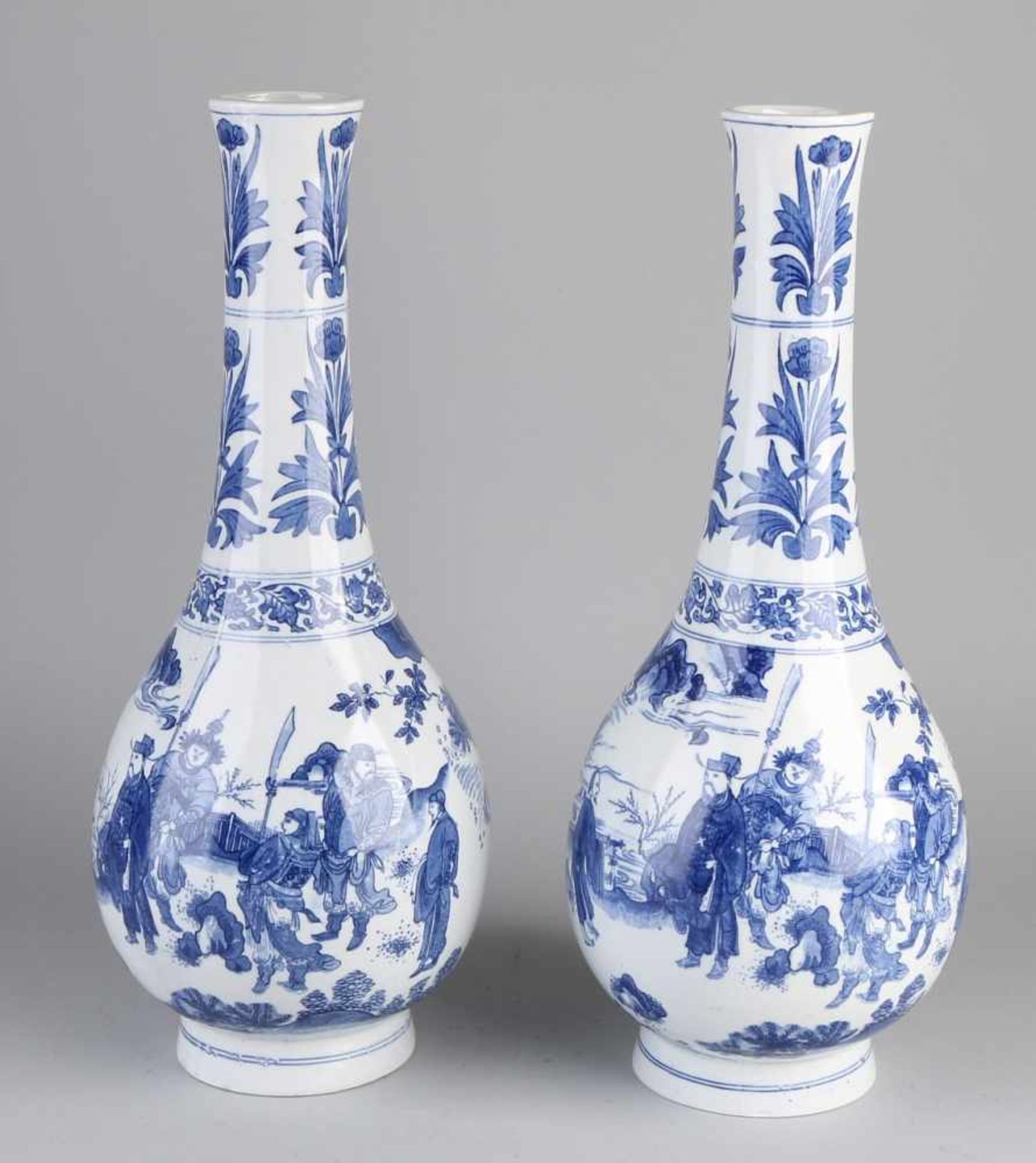 Zwei große chinesische Porzellanvasen nach altem Beispiel. Lithographiert. Größe: H 40,5 cm. In
