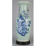 Große Seladon-Vase aus chinesischem Porzellan aus dem 19. Jahrhundert mit Vogel auf