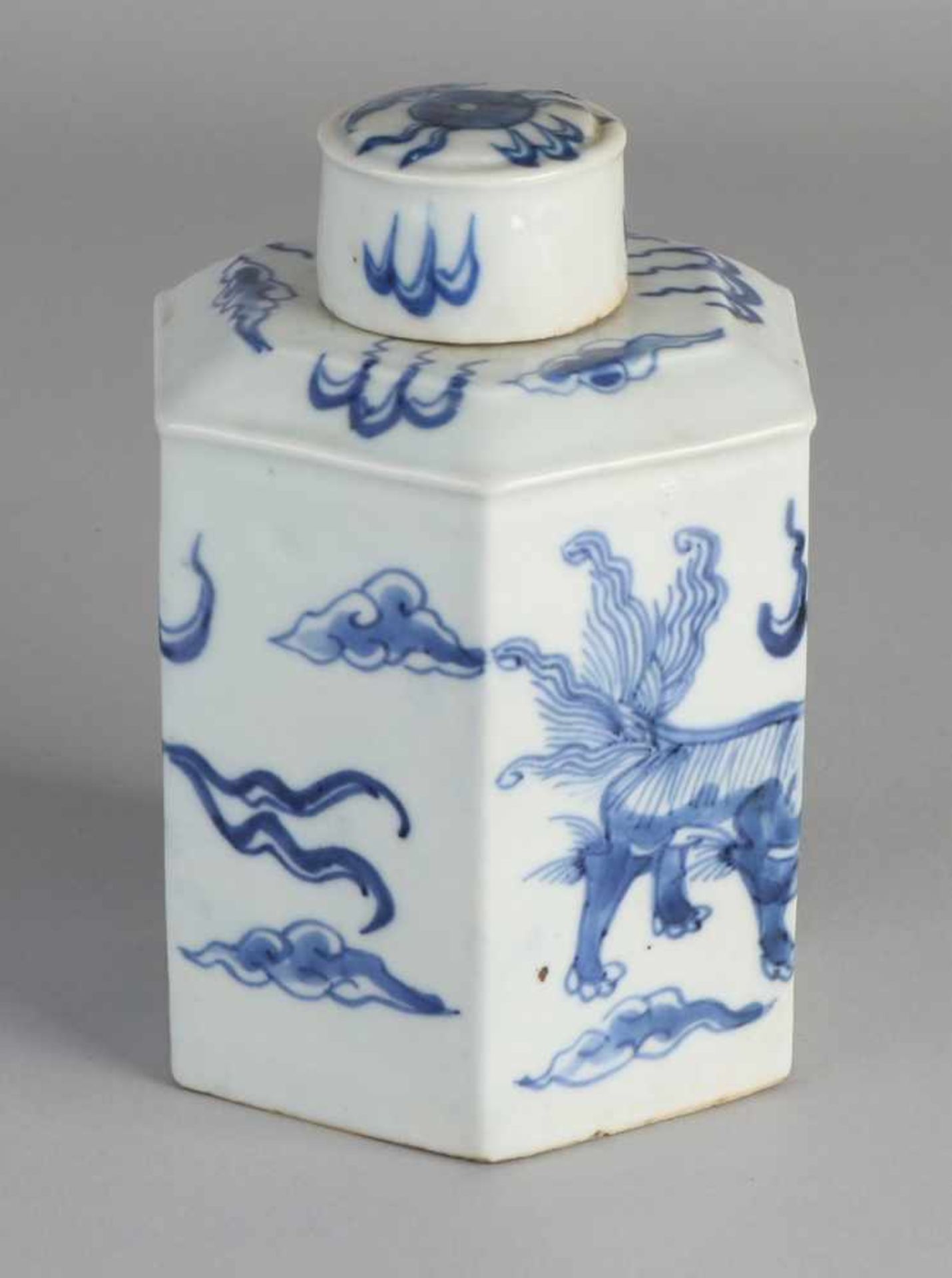Sechseckiger Teedose aus chinesischem Porzellan Kang Xi aus dem 18. Jahrhundert mit Foo- - Image 2 of 3