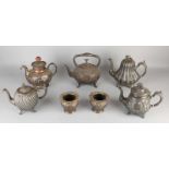 Sieben Stücke antikes Zinngeschirr. Um 1900. Bestehend aus: Zwei Vasen und fünf Teekannen. Größe: 10