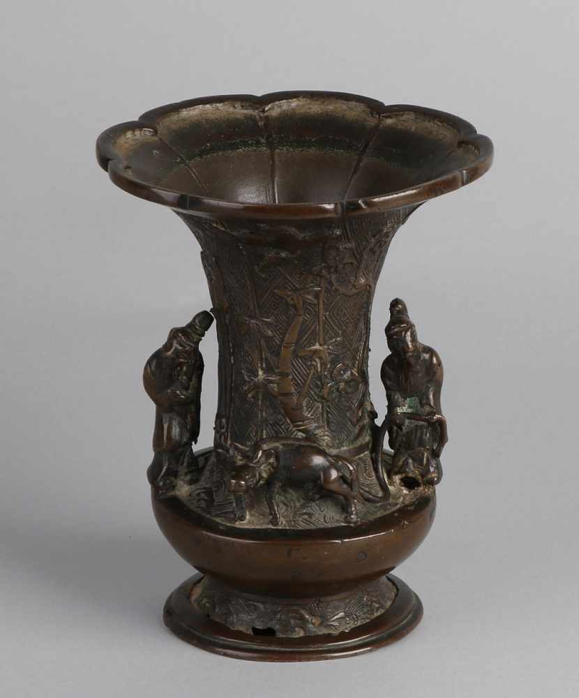 Antike chinesische / japanische Bronzevase mit umgebenden Figuren. 19. Jahrhundert. Größe: 16,5
