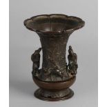 Antike chinesische / japanische Bronzevase mit umgebenden Figuren. 19. Jahrhundert. Größe: 16,5