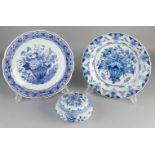 Drei Bände Dutch Delft Blue Fayence. Bestehend aus: Deckelschachtel, Porceleyne Fles. Teller,