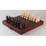 Chinesisches Schachspiel mit Steingutfiguren und Schachbrett aus Leder. Abmessungen: 15 x 43 x 43