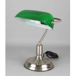 Design Metall Schreibtischlampe mit grünem Glasschirm. 21. Jahrhundert. Abmessungen: 37 x 25 x 16