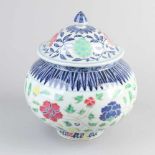 Große Vase mit chinesischem Porzellanüberzug und Famille Rose / Blumendekor. Untere Markierung mit