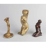 Drei weibliche Jugendfiguren im Jugendstil aus Bronze, 20. Jahrhundert, Maße 23-30 cm., In gutem