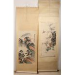 Zwei alte chinesische Rollbilder mit Blumen- / Vogel- / Berglandschaft / Textdekor. Unterzeichnet.