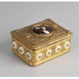 Französische Deckelbox aus vergoldetem Messing aus dem 19. Jahrhundert mit Limoges-Emaille-Medaillon