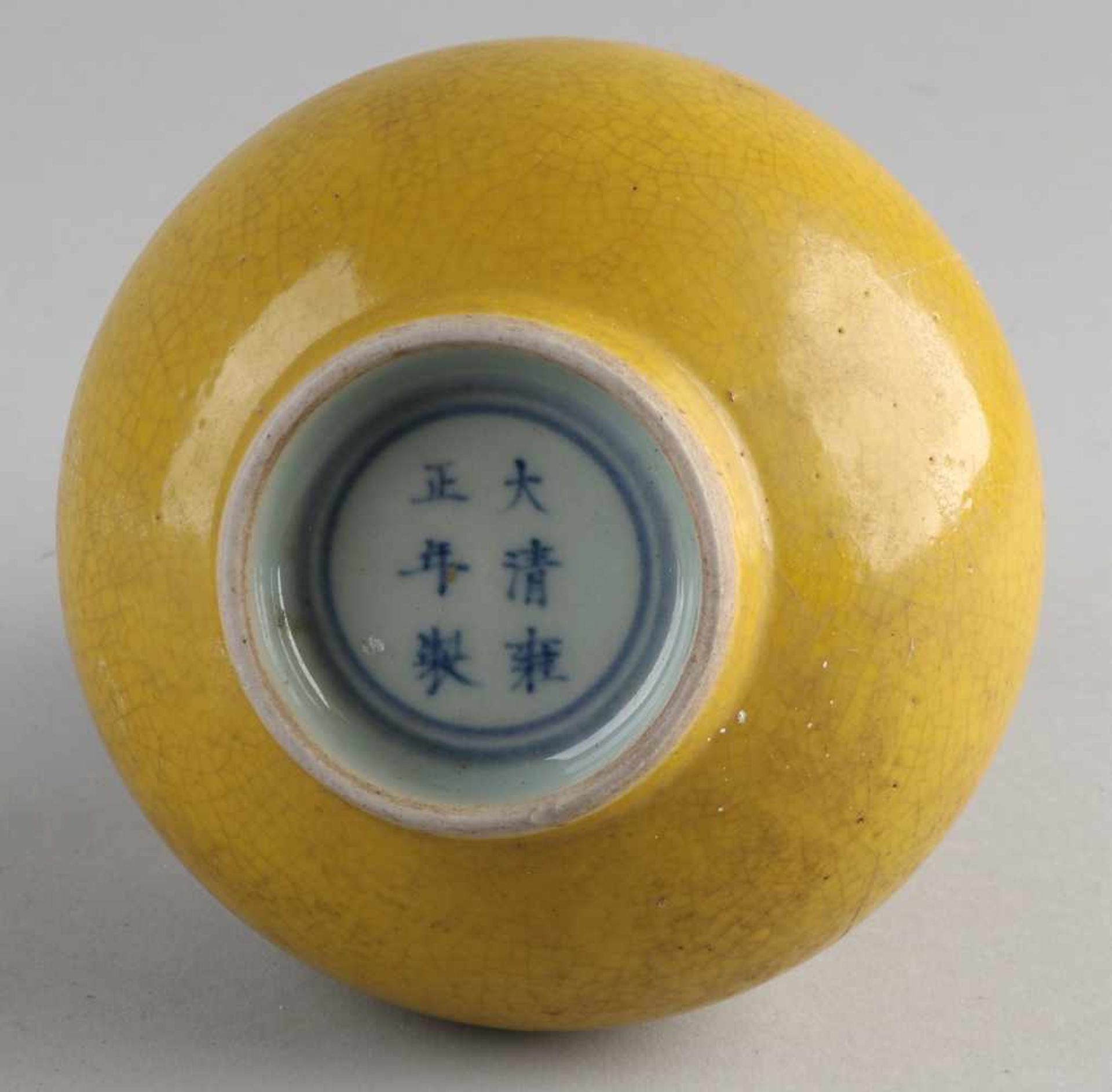 Chinesische Porzellanknopfvase mit ockergelber Knisternglasur und sechsstelliger Bodenmarkierung. - Bild 2 aus 2