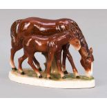 Deutsche Sitzendorfer Keramikfigurengruppe. Pferd mit Fohlen. Um 1930. Abmessungen: 19 x 26 x 11 cm.