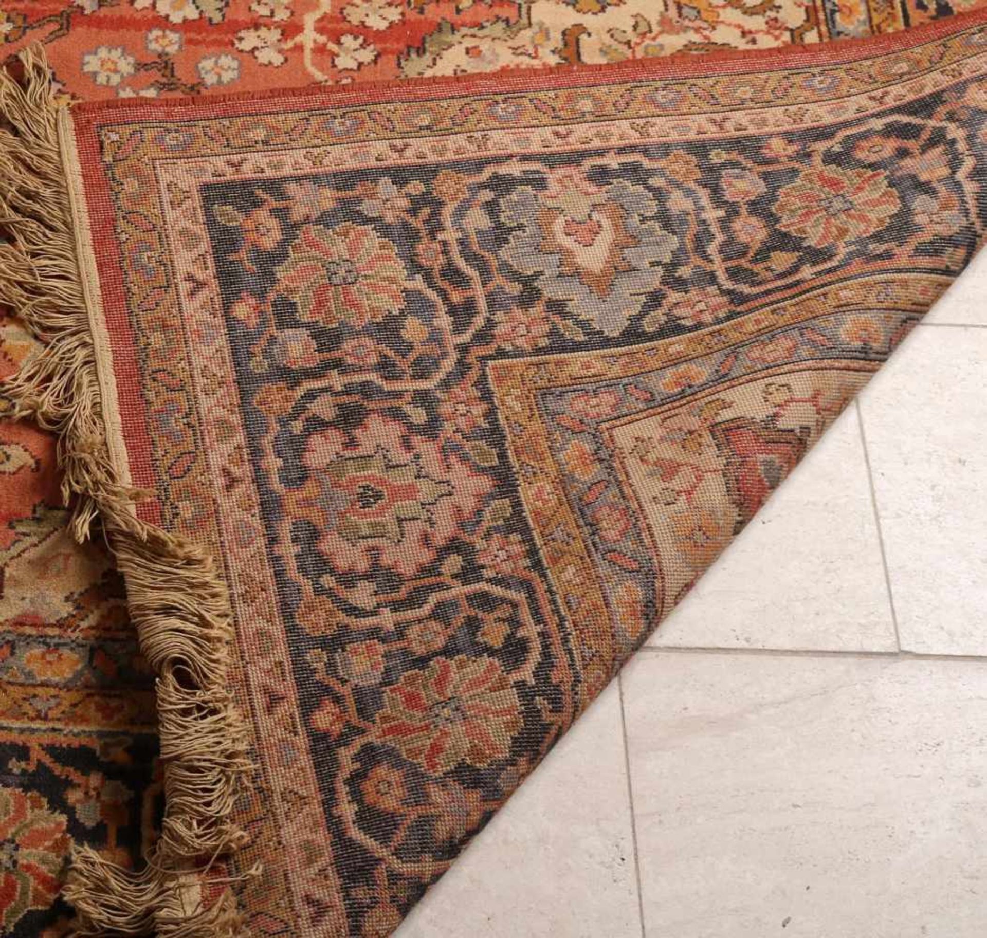 Großer handgeknüpfter Teppich. Komplett mit Blumendekor dekoriert. Größe: 345 x 250 cm. In guter - Bild 3 aus 3