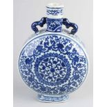 Große chinesische Porzellanmondvase mit blauer formaler Dekoration + Bodenmarkierung. Abmessungen: H