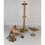 Drei Teile aus antikem Messing. 19. Jahrhundert. Bestehend aus: Kerzenhalter, Weihrauchbrenner,
