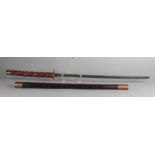 Altes japanisches Samurai-Schwert. Lederbezogener Griff + Scheide. 20. Jahrhundert. Größe: 94 cm. In