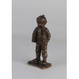 Antike Bronzefigur. Ruppsack. Um 1900. Junge mit Schultasche von O. Morallo. Größe: 16 cm. In