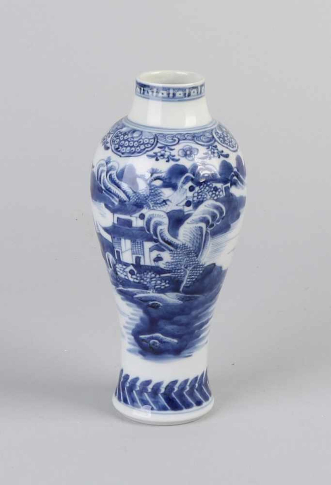 Queng Lungenvase aus chinesischem Porzellan aus dem 18. Jahrhundert mit Landschaftsdekoration auf