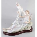 Capital Spanish Lladro Porzellan Figurengruppe auf Holzsockel. Einhorn mit liegender Frau mit