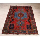 Persischer handgeknüpfter Teppich. Rot mit verschiedenen Farben von Blau. Größe: 201 x 131 cm. In